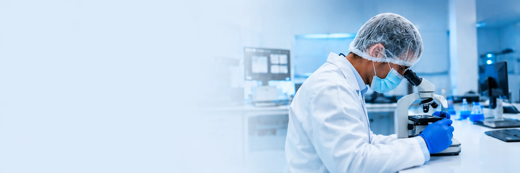 Investigador trabajando con microscopio en laboratorio