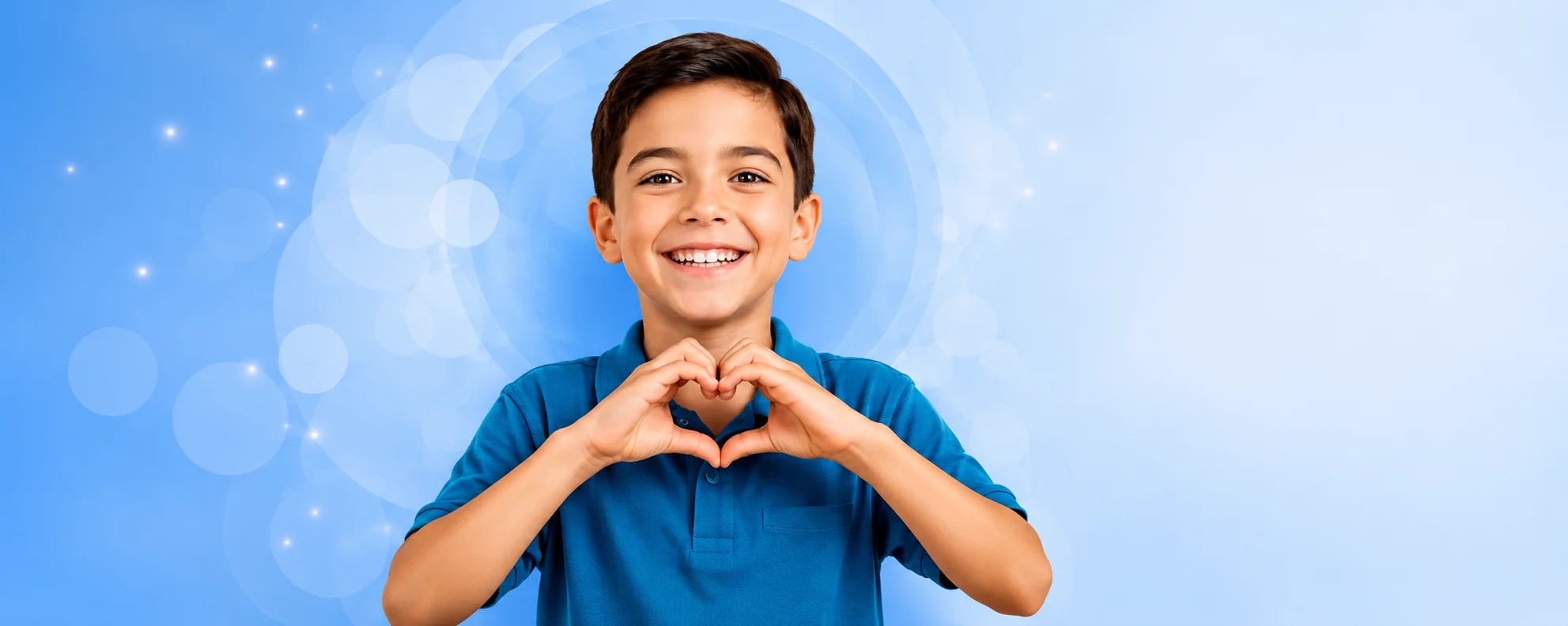 Niño paciente de la Fundación FIP sonriendo